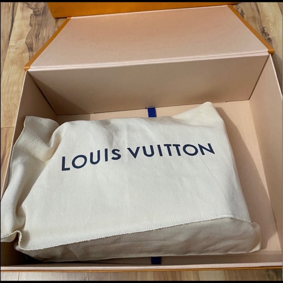 New Authentic Louis Vuitton Alma BB Monogram - Picture 3 of 13